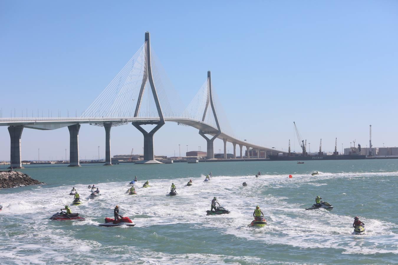 (FOTOS) Espectáculo de motos acuáticas en la Bahía de Cádiz