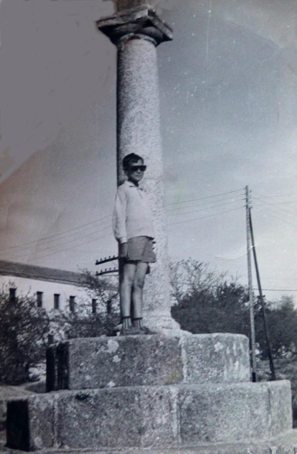 Niño en el crucero. Años cincuenta. Al fondo la Casa de Ejercicios junto a la carretera de Ávila. Foto. Col. Luis Alba.. 