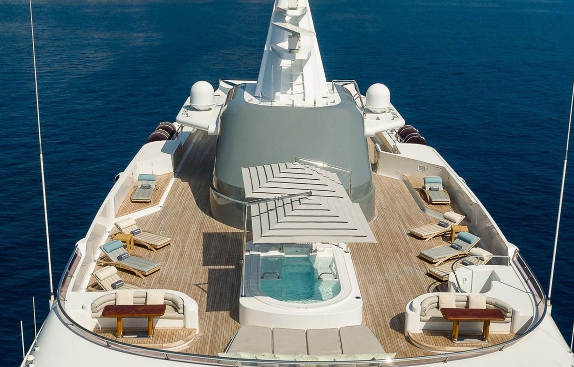 Boadicea. Durante el evento también tendrá lugar una exposición de alta gama (a la izquierda, en la imagen, el Boadicea, uno de los superyates más largos del mundo)