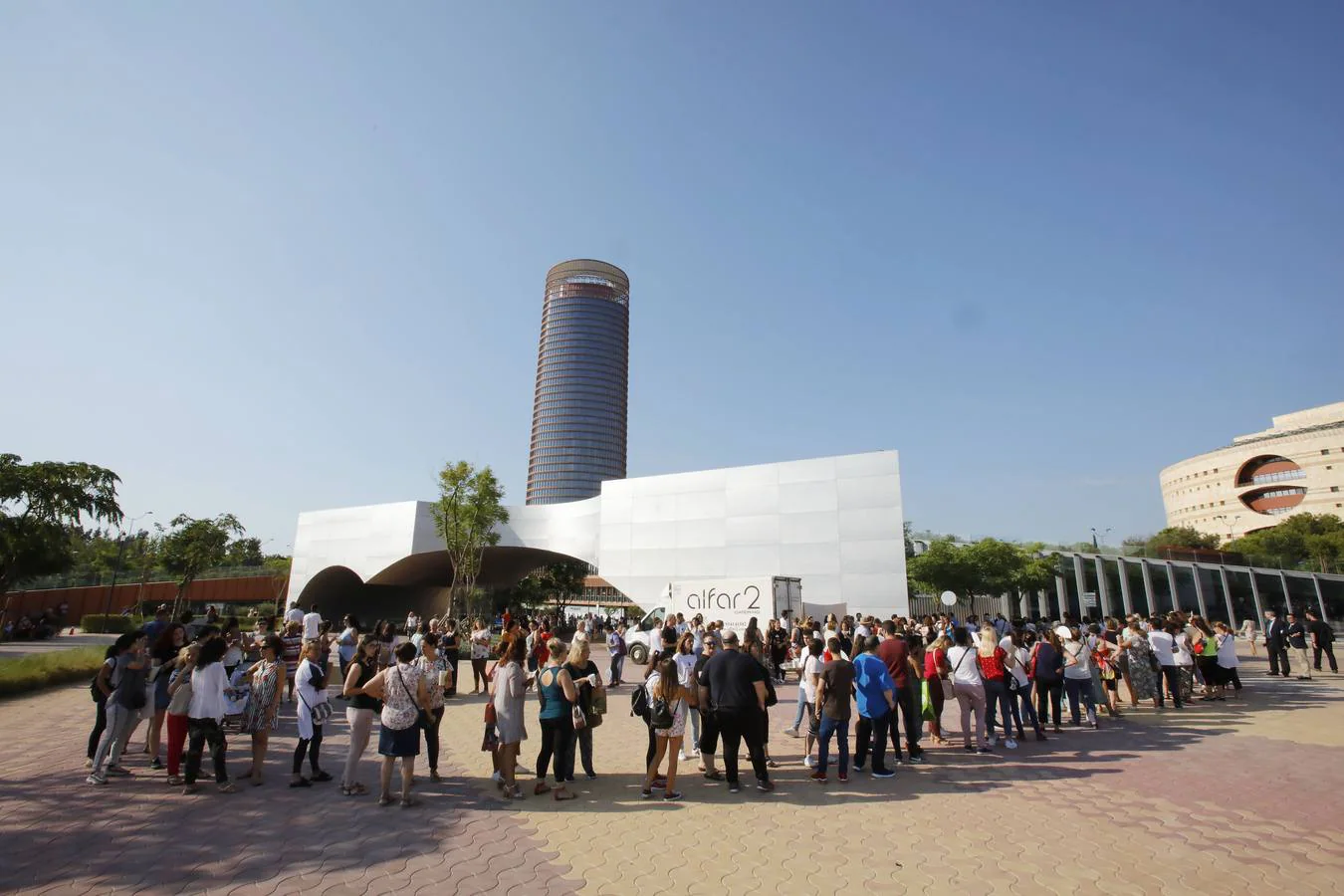 La apertura de Primark en Torre Sevilla, una fiesta donde participaron cientos de sevillanos