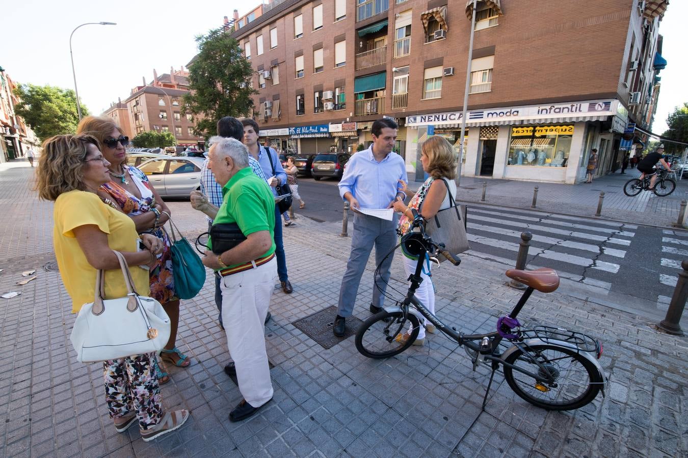 La visita de José María Bellido al barrio cordobés de Levante, en imágenes