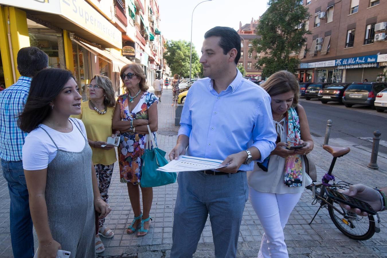 La visita de José María Bellido al barrio cordobés de Levante, en imágenes