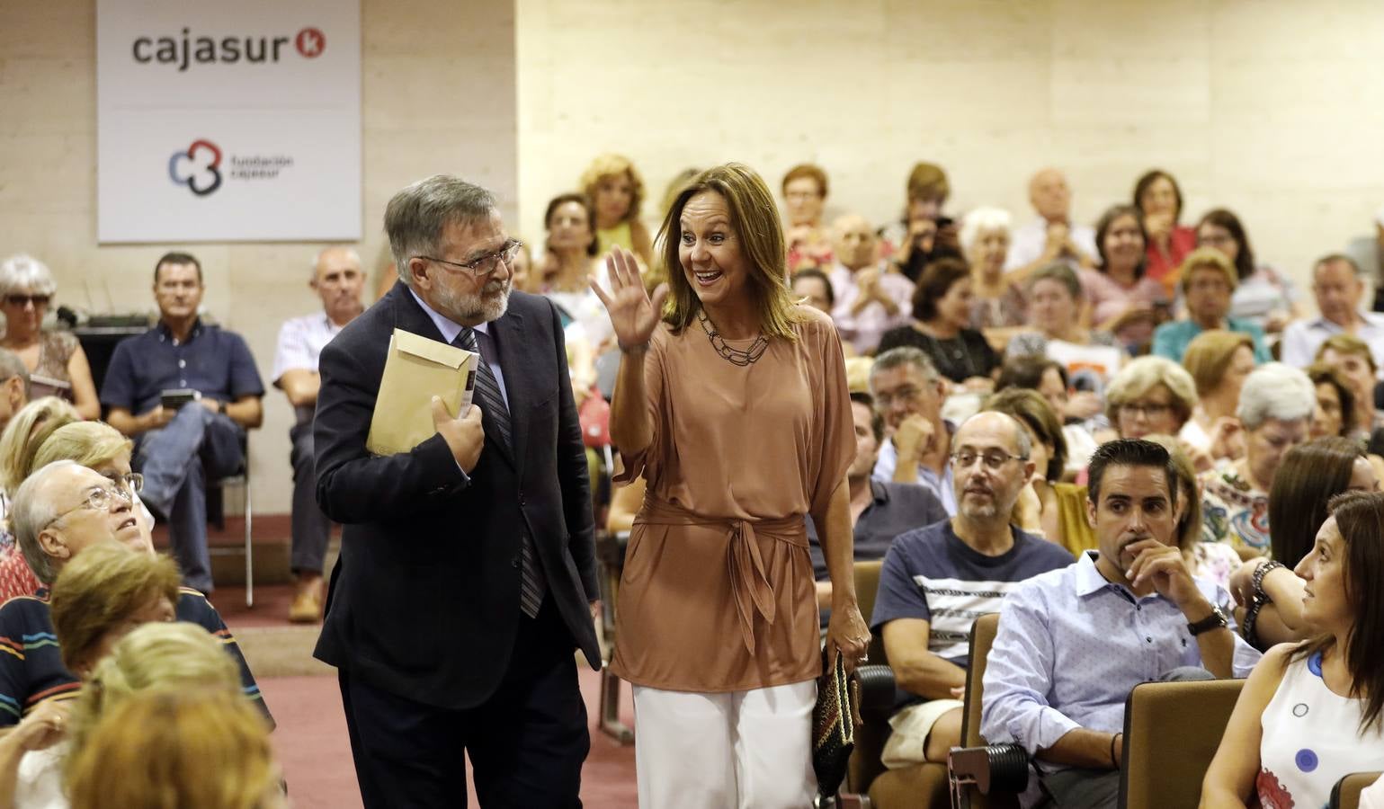 La presencia de María Dueñas en el Foro Cultural de ABC, en imágenes