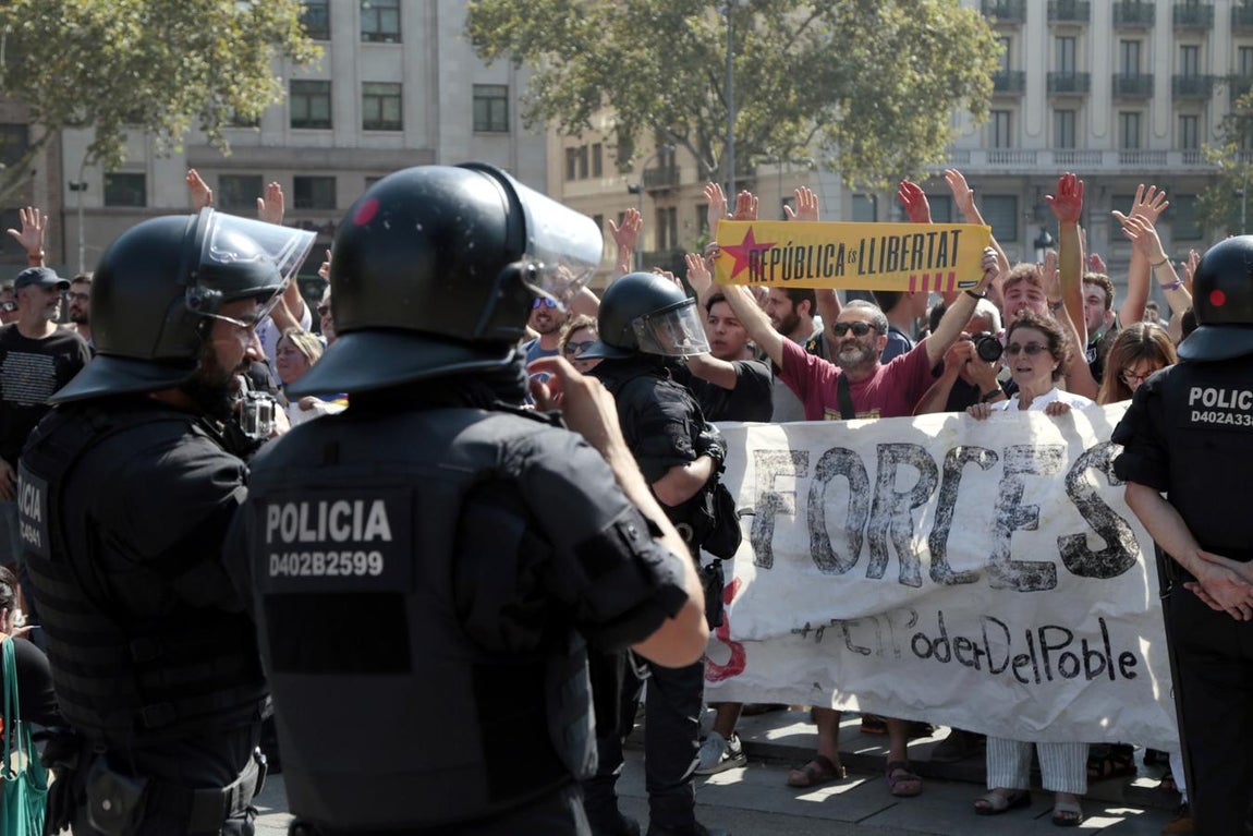 Los Mossos cargan contra los independentistas al término de manifestación de Jusapol