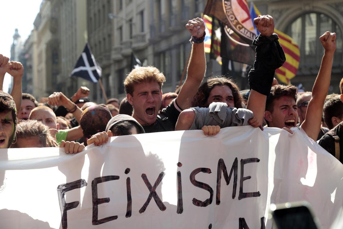 Los Mossos cargan contra los independentistas al término de manifestación de Jusapol