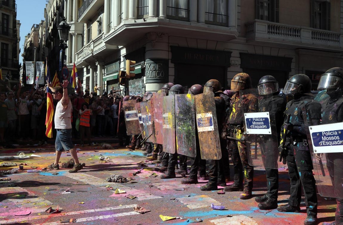Los Mossos cargan contra los independentistas al término de manifestación de Jusapol