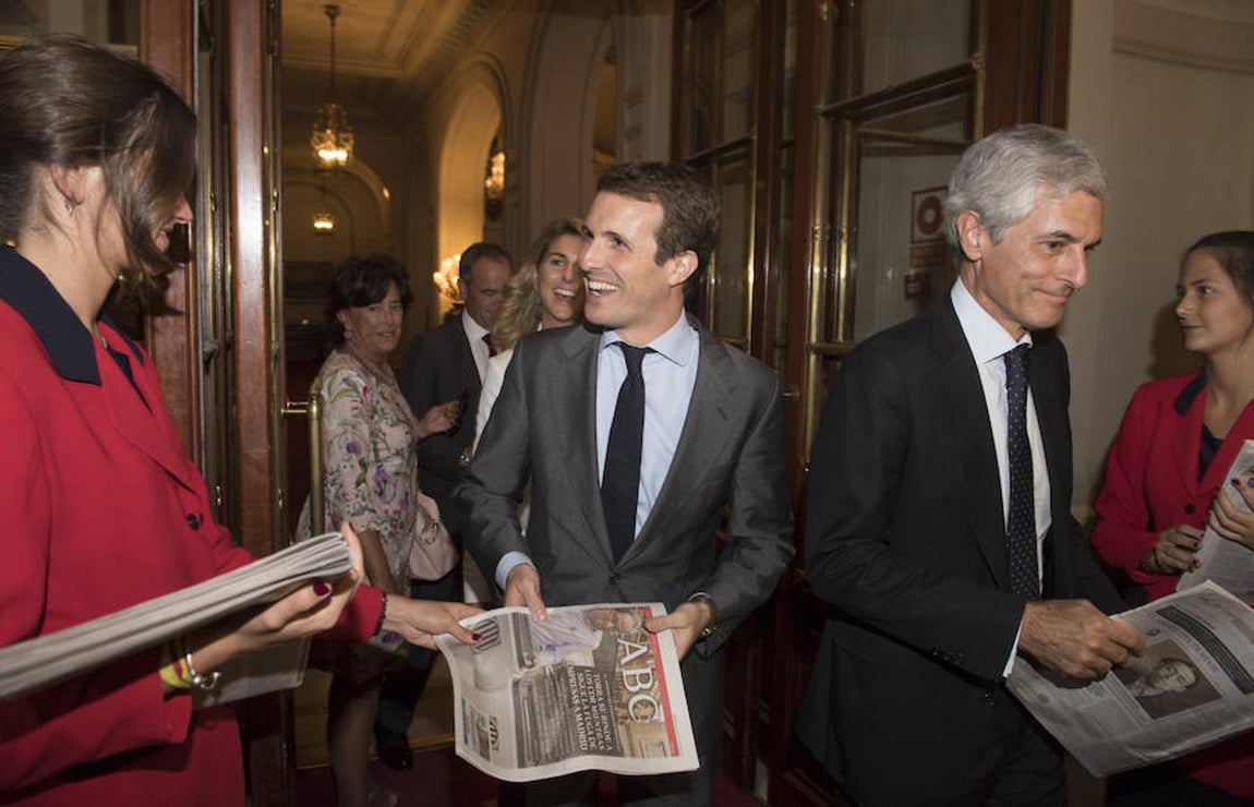 El líder del PP, Pablo Casado, con un ejemplar de ABC de este lunes.. 
