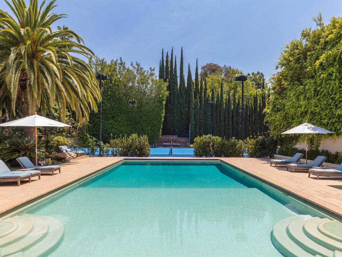 Piscina. La piscina está situada cerca del spa de la mansión. Tiene solarium y está aislada del resto del jardón por la frondosa vegetación