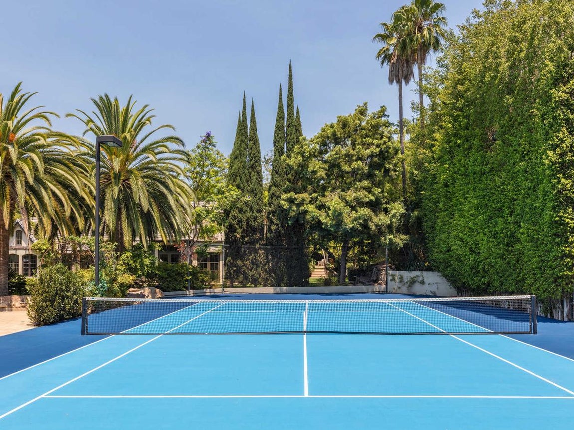 Cancha de tenis. Además de gimnasio, la casa tiene cancha de tenis y espacios preparados para practicar running