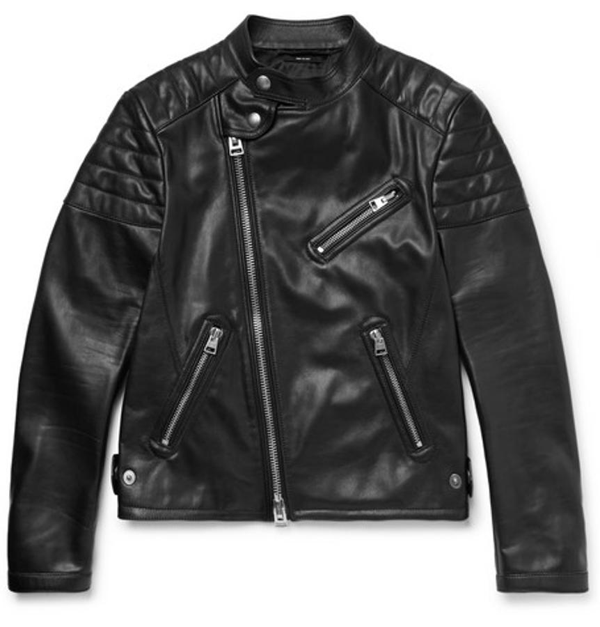 Chaqueta de cuero, de Tom Ford. Fabricada en Italia con cuero negro, es una biker como mandan los cánones. Incorpora los hombros acolchados y más bolsillos que otras interpretaciones de la chaqueta de motorista. Precio: 5690 euros.