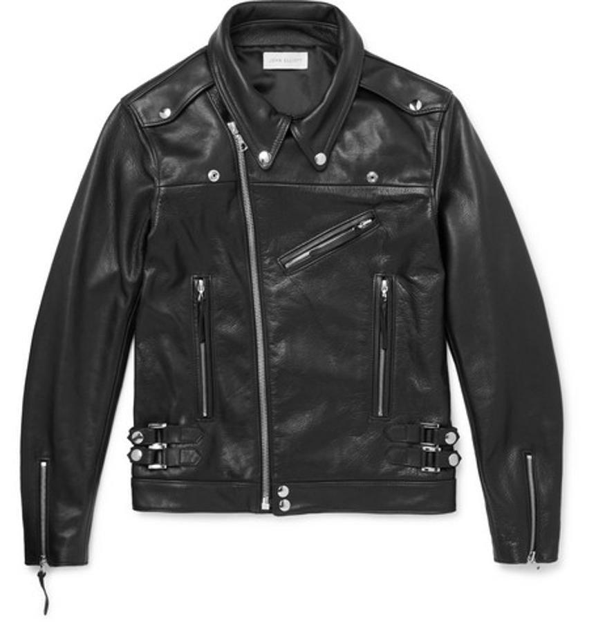 Chaqueta de cuero, de John Elliot. Este modelo que se comercializa de forma exclusiva en Mr. Porter está fabricada con cuero clásico y diseñada con todos los elementos tradicionales de la biker. En este caso la chaqueta está completamente forrada. Precio: 1800.