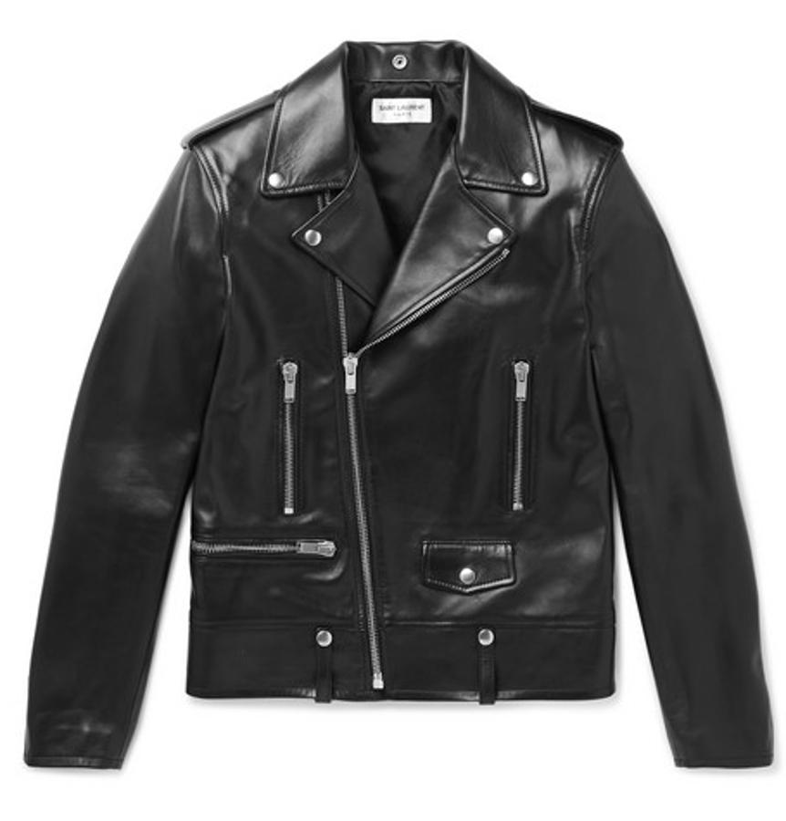 Chaqueta de cuero, de Saint Lauren. La firma francesa interpreta la biker de forma clásica, en cuero negro liso, herrajes plateados y muchos bolsillos con cremallera. Un clásico atemporal que nunca falla temporada tras temporada. Precio: 4990 euros.