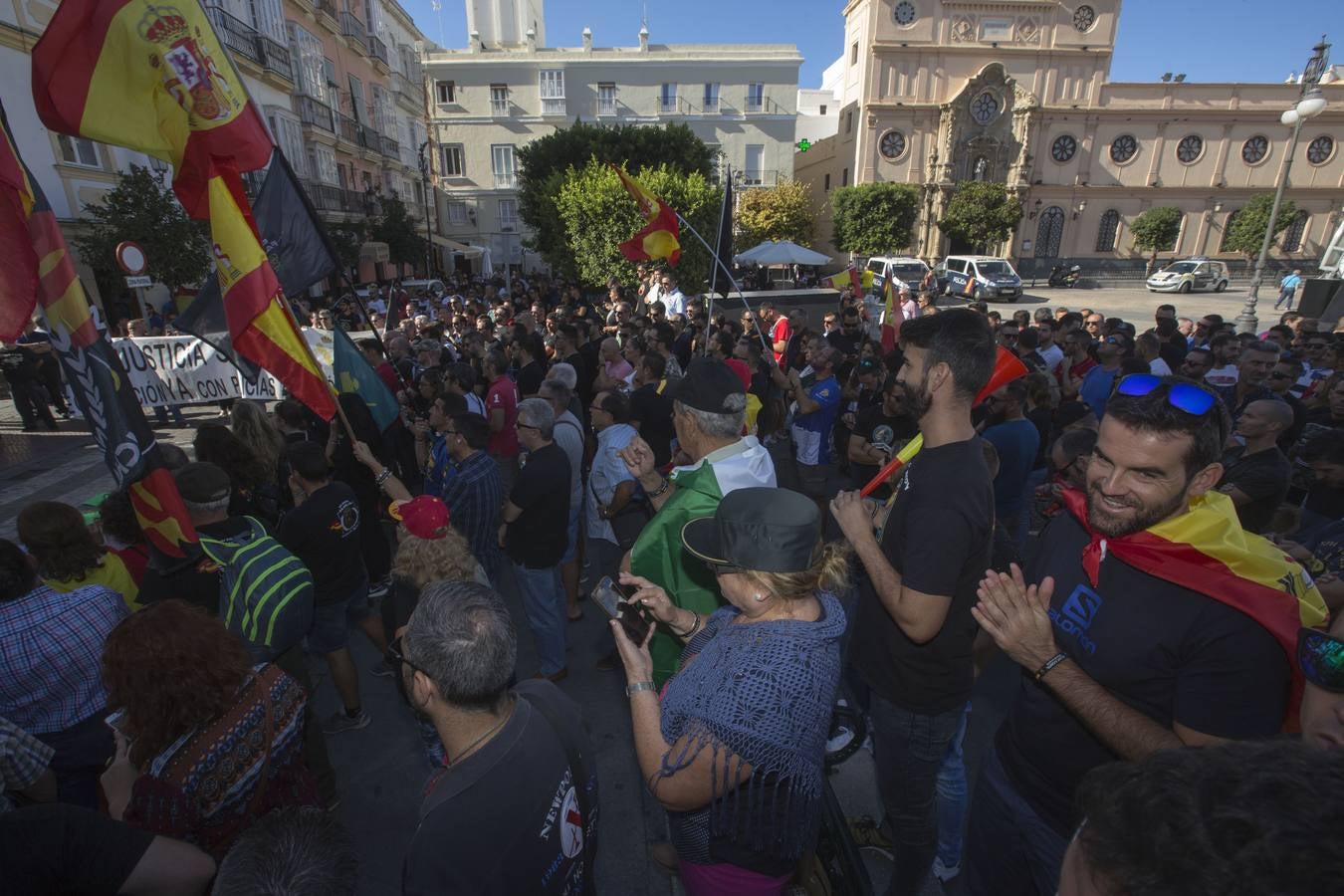 Fotos: Policías y guardias civiles se manifiestan ante la sede del PSOE en Cádiz