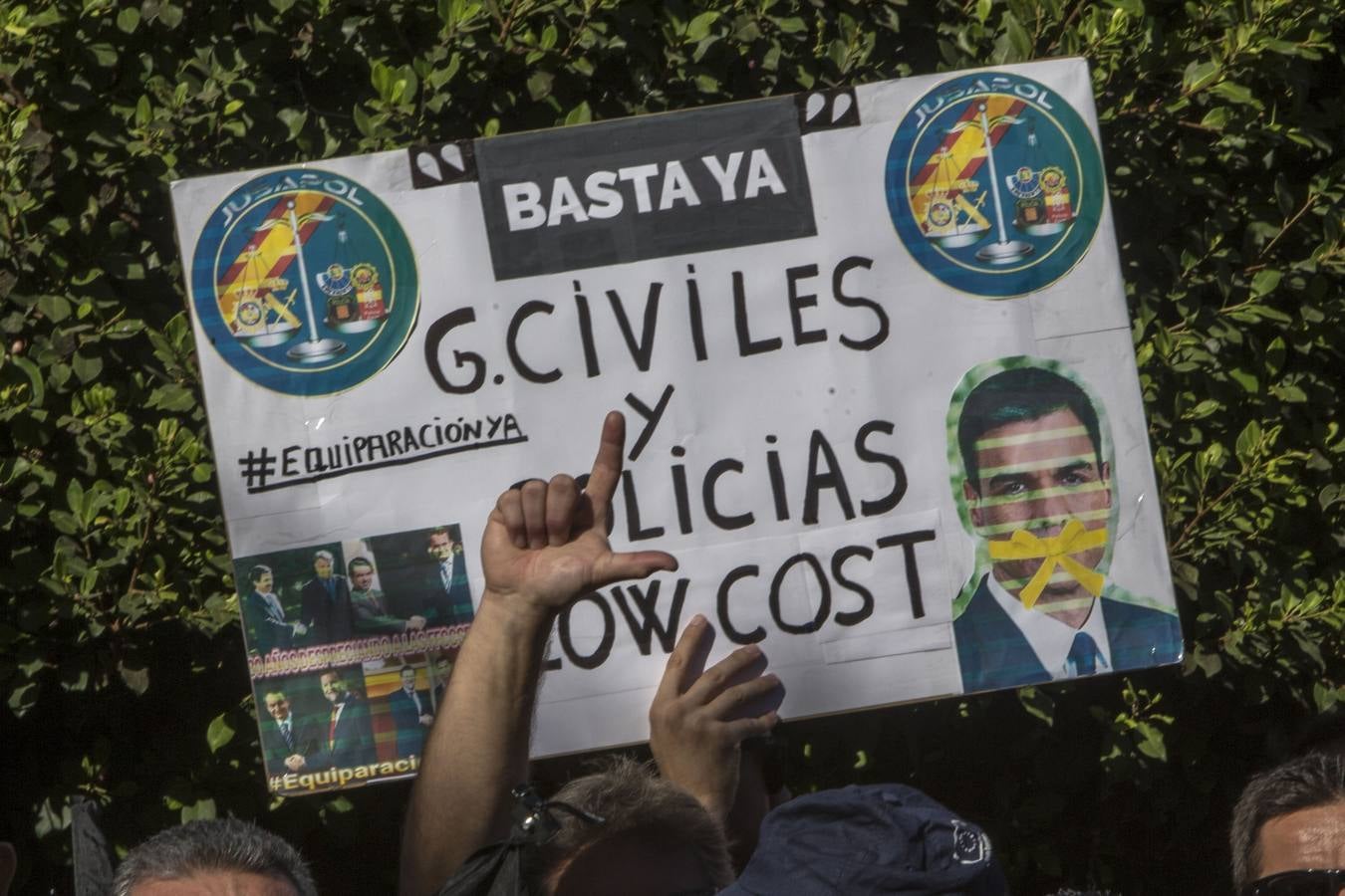 Fotos: Policías y guardias civiles se manifiestan ante la sede del PSOE en Cádiz