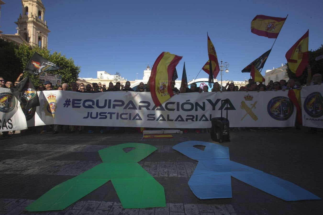 Fotos: Policías y guardias civiles se manifiestan ante la sede del PSOE en Cádiz