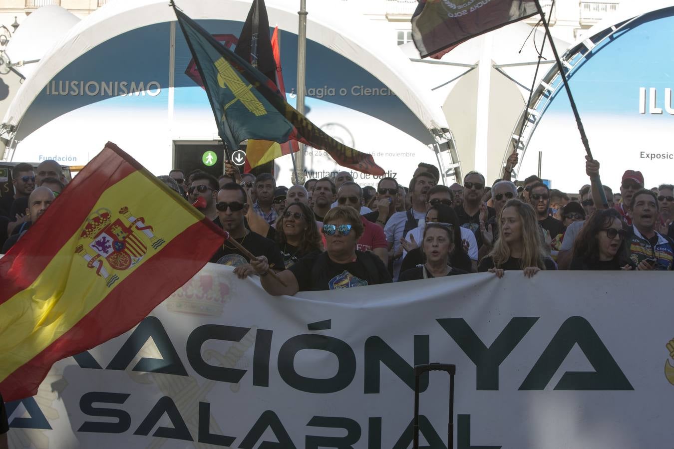 Fotos: Policías y guardias civiles se manifiestan ante la sede del PSOE en Cádiz