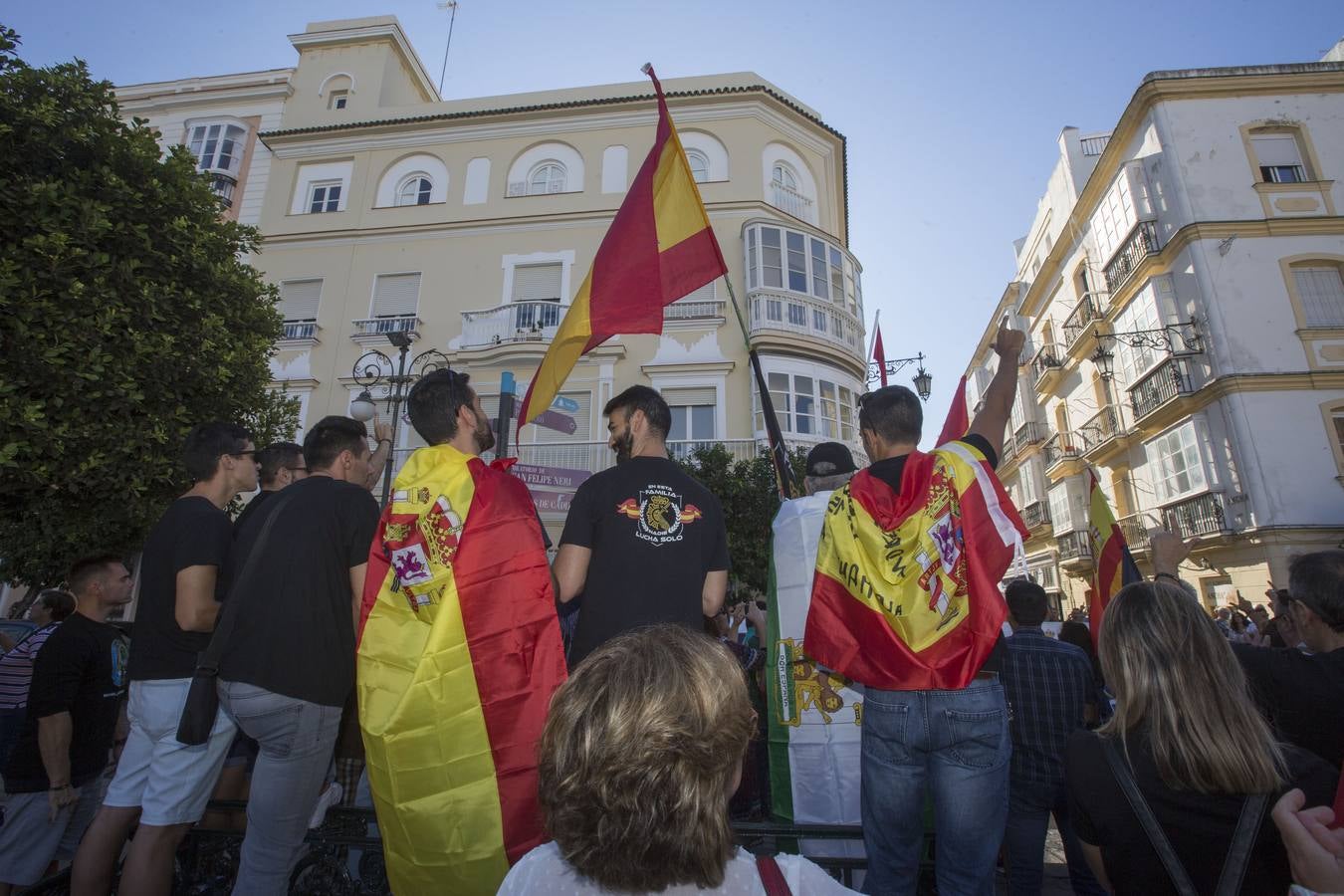 Fotos: Policías y guardias civiles se manifiestan ante la sede del PSOE en Cádiz