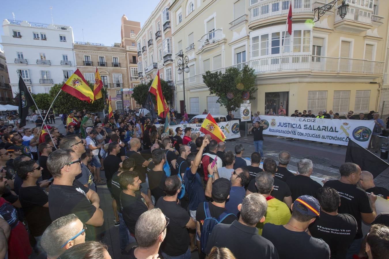 Fotos: Policías y guardias civiles se manifiestan ante la sede del PSOE en Cádiz