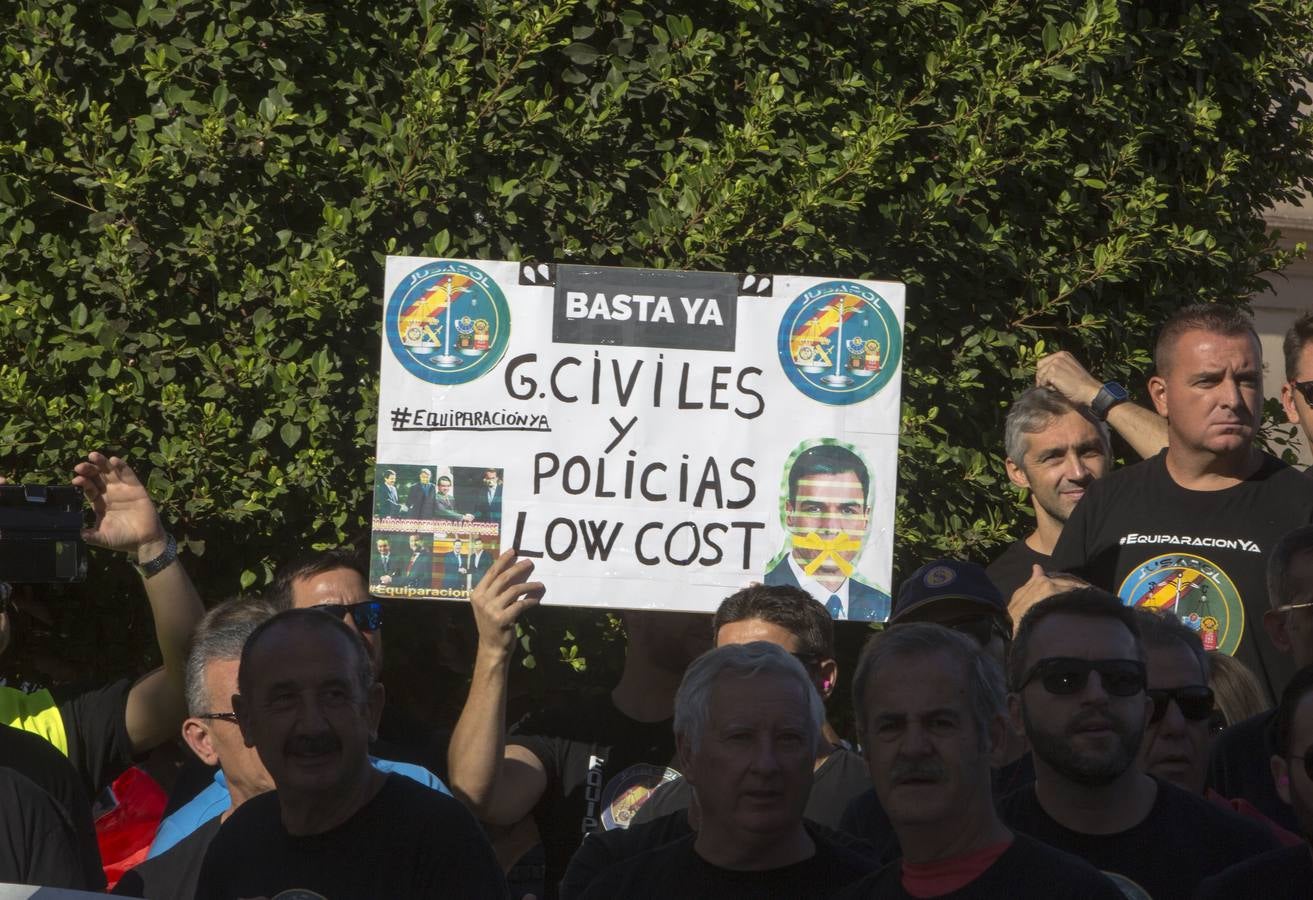 Fotos: Policías y guardias civiles se manifiestan ante la sede del PSOE en Cádiz