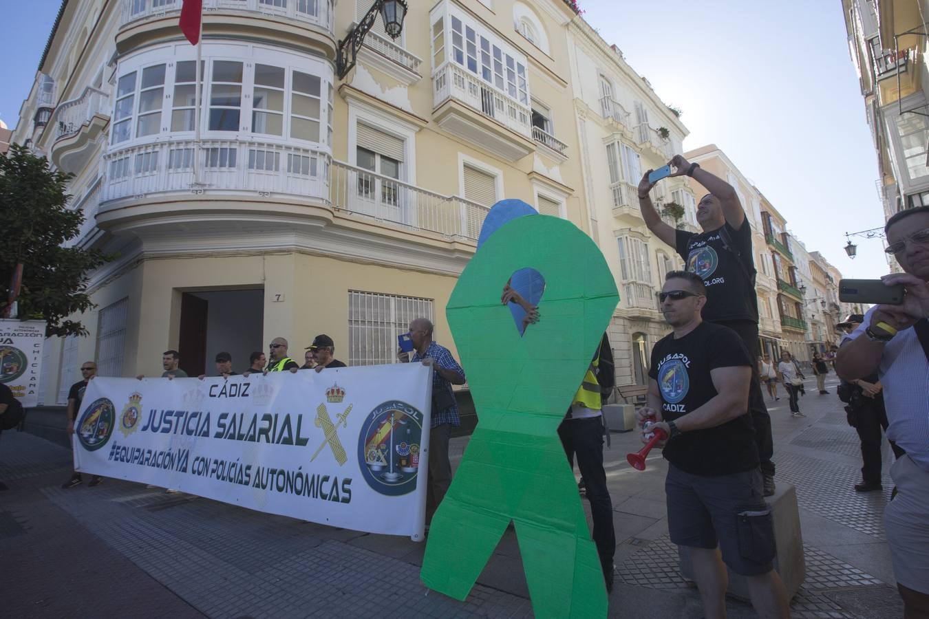 Fotos: Policías y guardias civiles se manifiestan ante la sede del PSOE en Cádiz