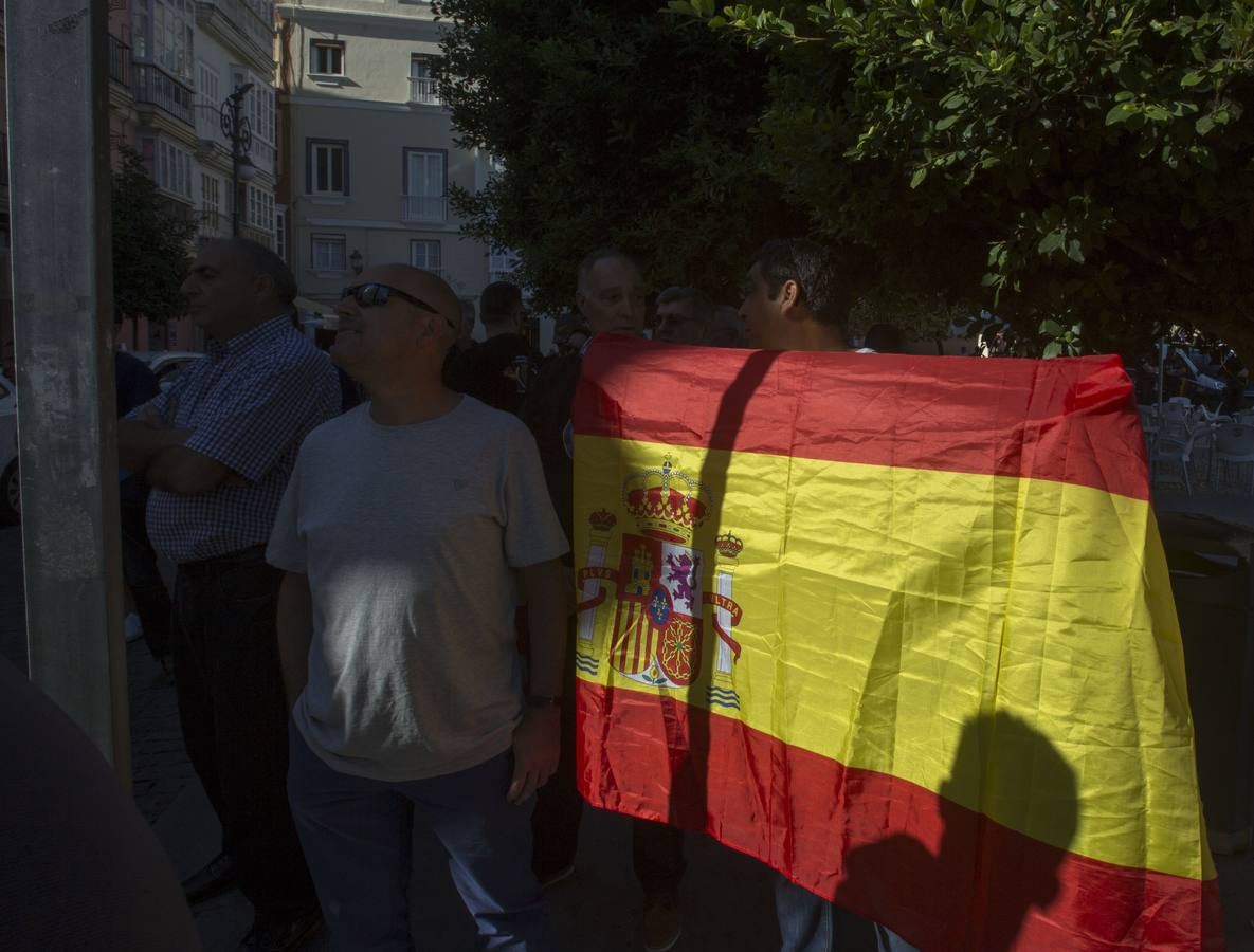 Fotos: Policías y guardias civiles se manifiestan ante la sede del PSOE en Cádiz