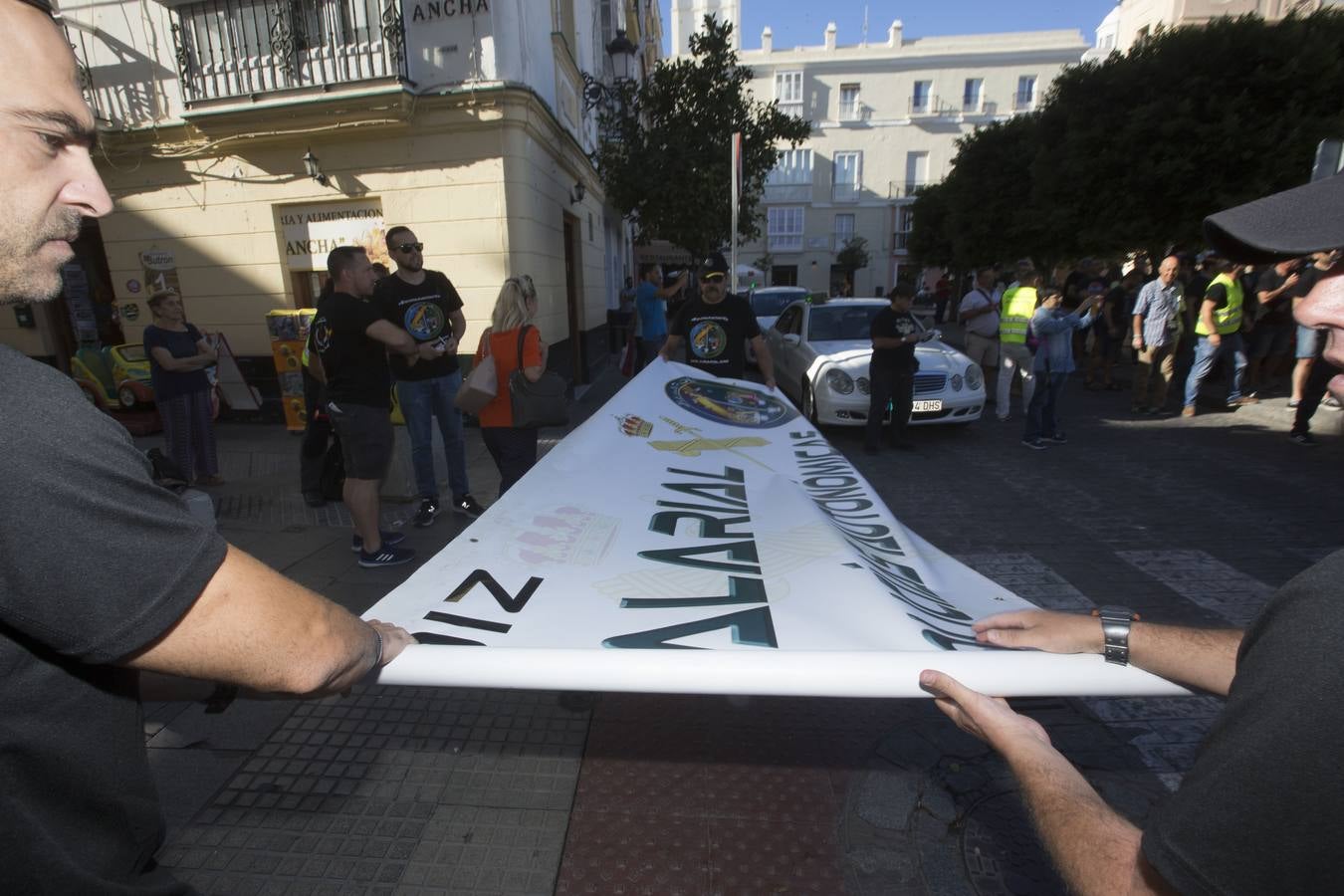 Fotos: Policías y guardias civiles se manifiestan ante la sede del PSOE en Cádiz