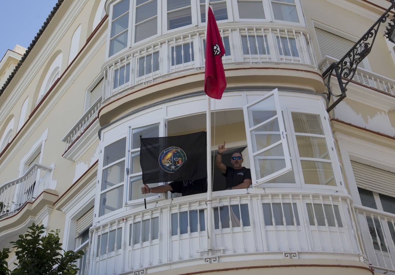 Fotos: Policías y guardias civiles se manifiestan ante la sede del PSOE en Cádiz