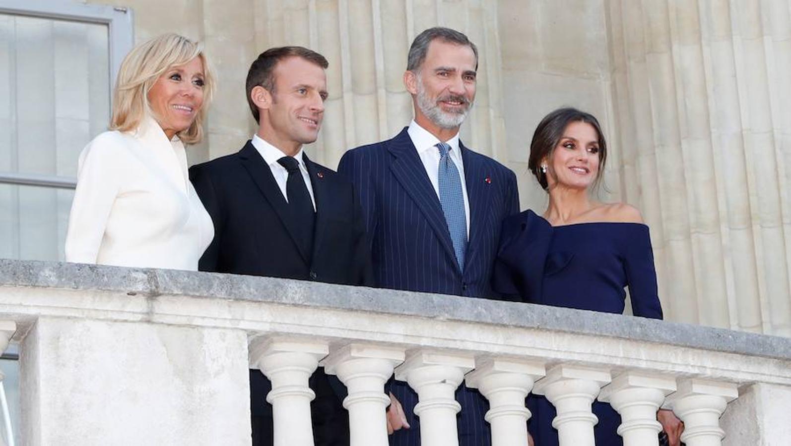 Los Reyes Felipe y Letizia han viajado a París para disfrutar este viernes la exposición de Joan Miró junto al presidente francés, Emmanuel Macron, y su esposa, Brigitte Macron.. 