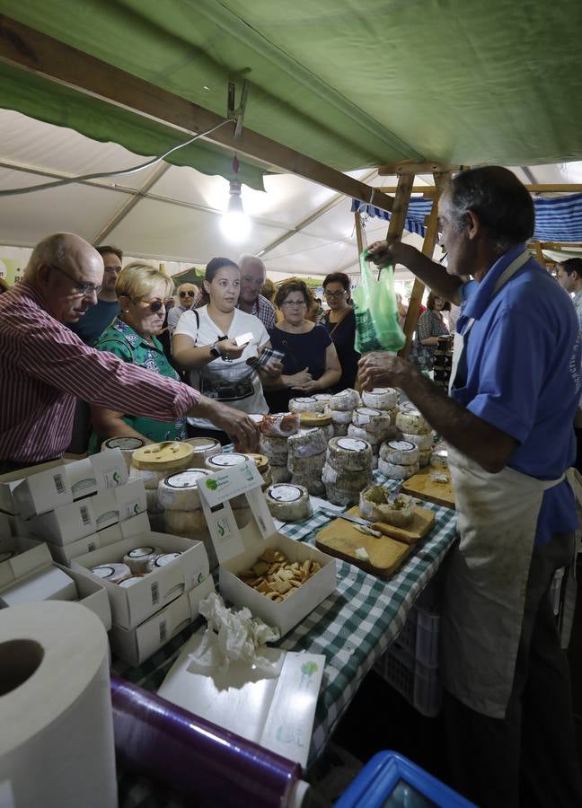 El populoso ambiente del Ecomercado de Córdoba, en imágenes