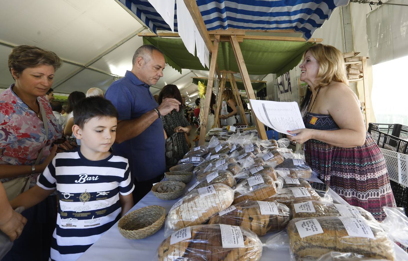 El populoso ambiente del Ecomercado de Córdoba, en imágenes