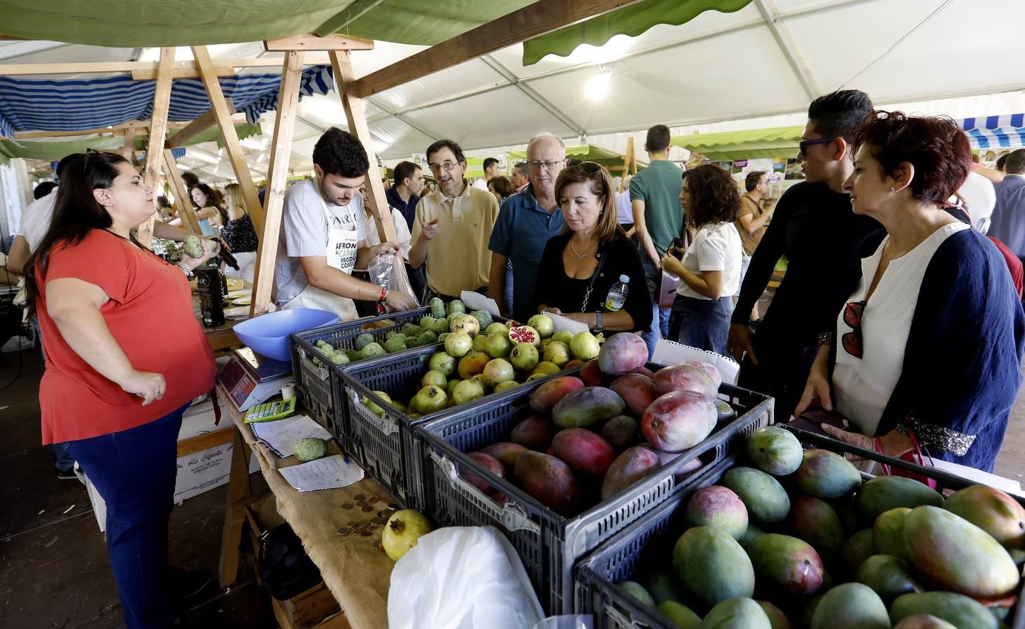 El populoso ambiente del Ecomercado de Córdoba, en imágenes