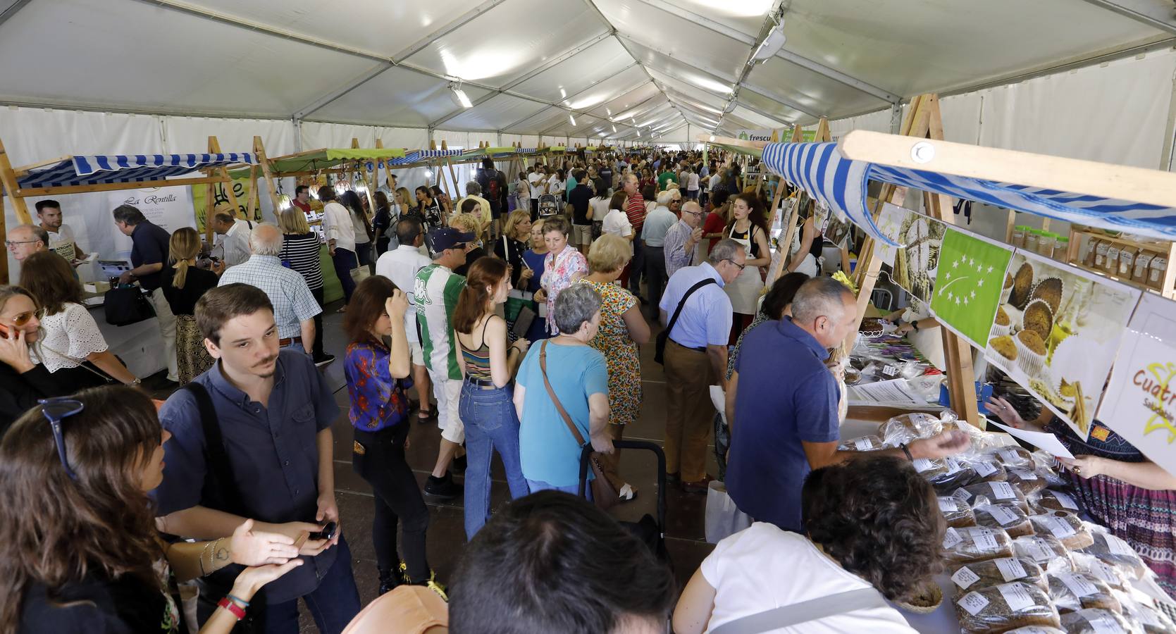 El populoso ambiente del Ecomercado de Córdoba, en imágenes