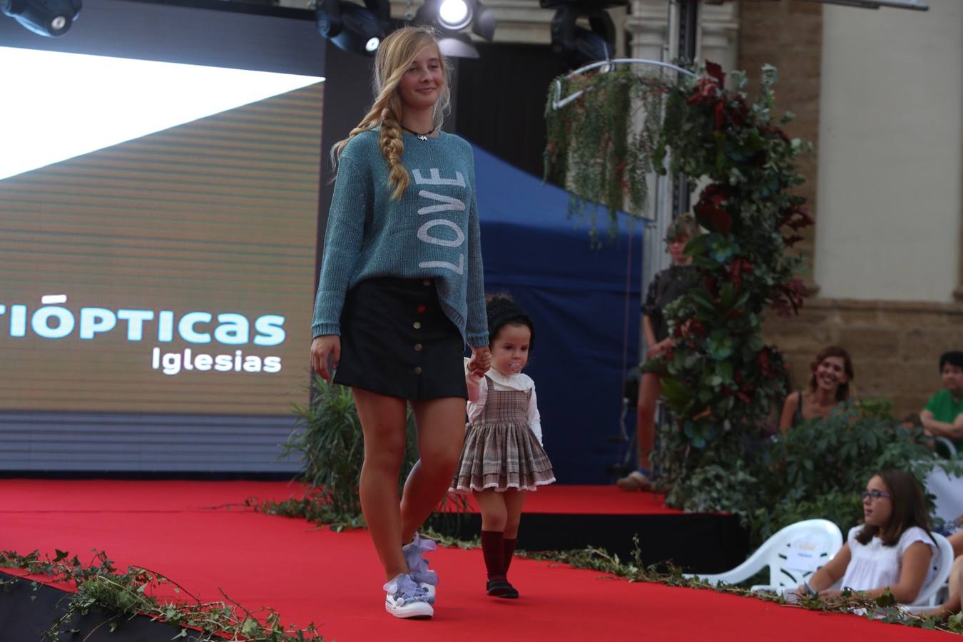 Fotos: Pasarela de moda en la Plaza de la Catedral de Cádiz