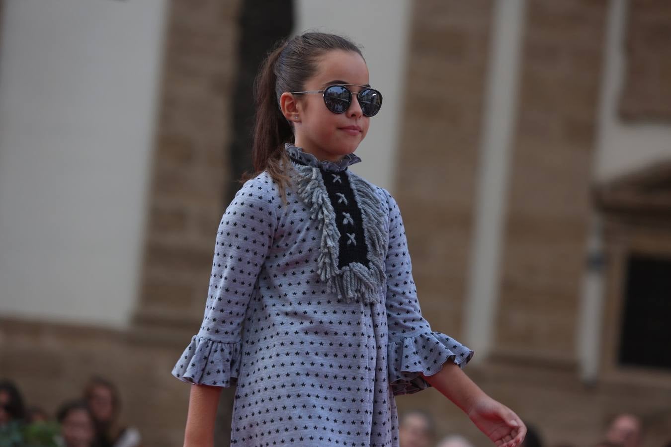 Fotos: Pasarela de moda en la Plaza de la Catedral de Cádiz