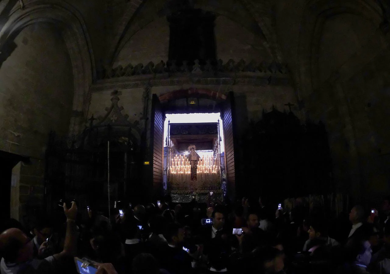 Las mejores imágenes del traslado de la Virgen de la Victoria a la catedral de Sevilla