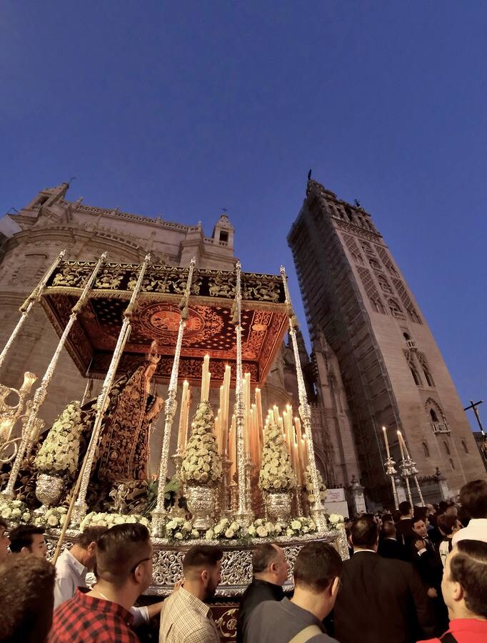 Las mejores imágenes del traslado de la Virgen de la Victoria a la catedral de Sevilla