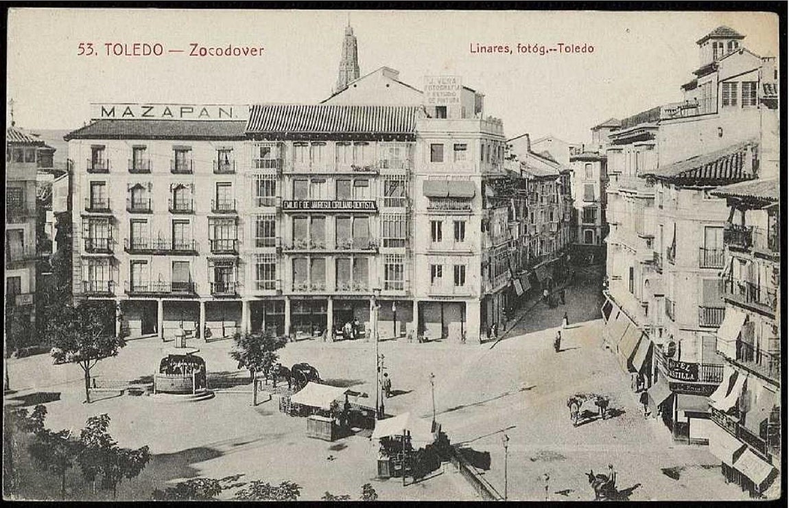 Zocodover. Panorámica de la manzana tras su reforma aprobada en 1906 en una postal de Linares. Archivo Municipal de Toledo. 