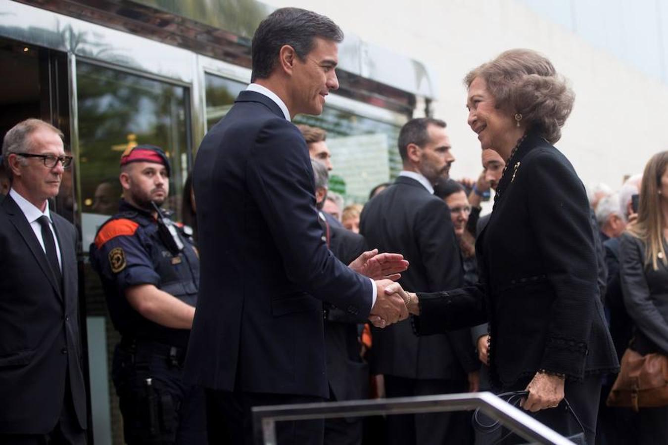 El presidente del Gobierno, Pedro Sánchez, saluda a la Reina emérita doña Sofía. 