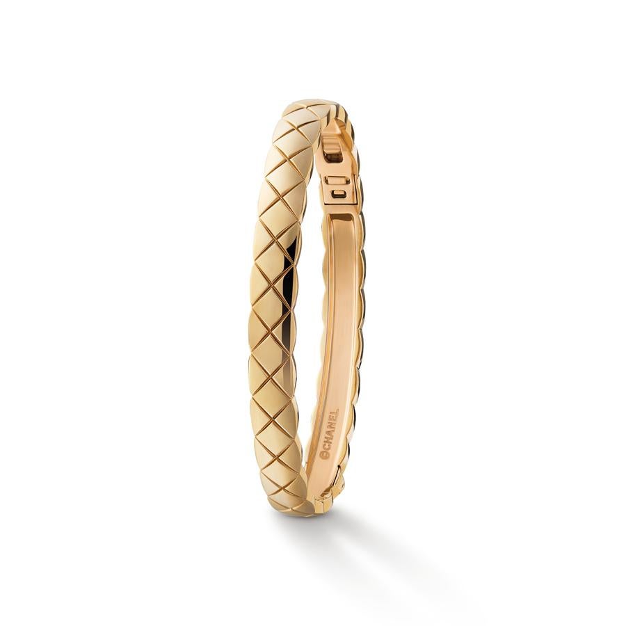 Brazalete de oro beige de la colección Coco Crush. Inventado por la casa hace unos años se empleó primero en relojería y representa uno de los colores fetiches de la Maison parisina.Dentro de la colección Coco Crush realizada en este tipo de oro destacan sus brazaletes, colgantes y anillos, algunos de ellos con diamantes
