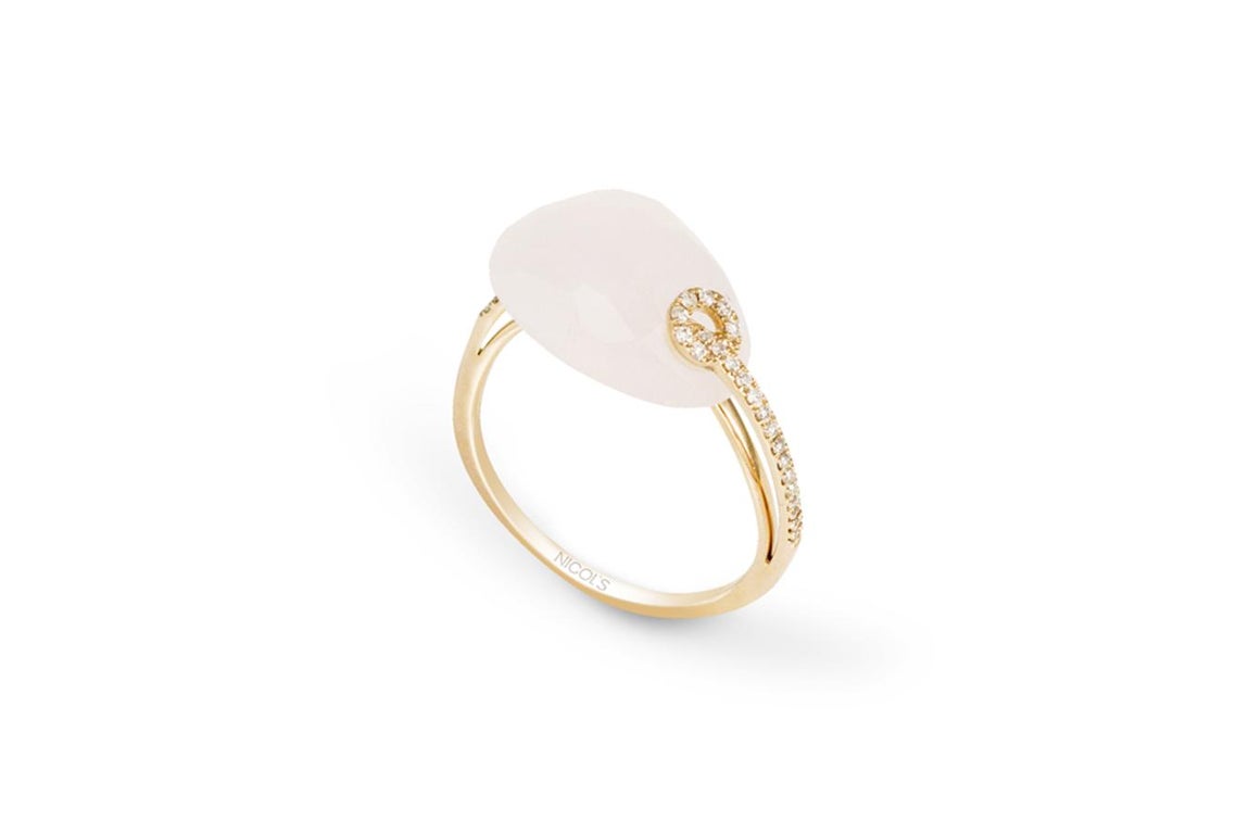 Anillo en oro rosa con pieza central en cuarzo rosa. Anillo en oro rosa con piedra central un cuarzo rosa tallada y diamantes en talla brillante engastados a ambos lados. PVP: 685 €