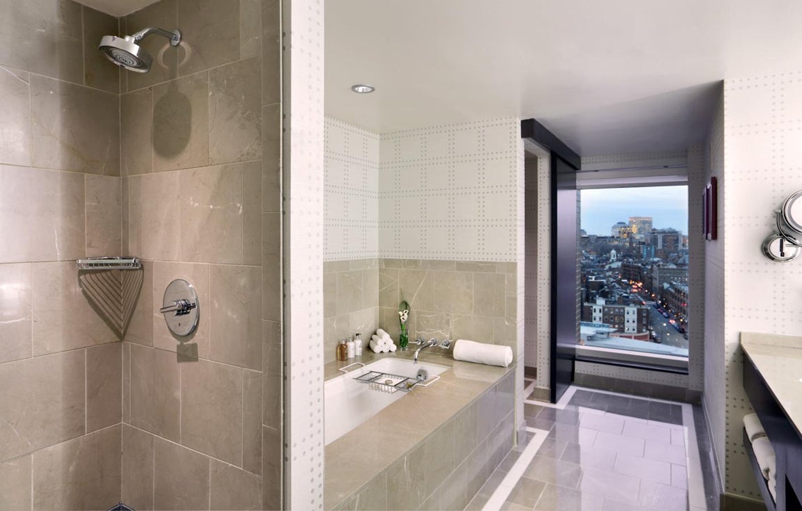 Cuartos de baño. Al tratarse de un hotel de lujo, todas las habitaciones tienen baño. Sus instalaciones son de piedra, las vistas están aseguradas y cuentan con decoración floral, una bañera con atril y ducha tipo spa