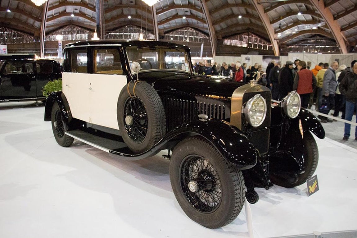 Hispano-Suiza H-6. No puede faltar en esta lista uno de los modelos que llego a ser de los más avanzados y lujosos de su tiempo y que tuvo al volante, nada más y anda menos, que a un rey. Tenemos que remontarnos a la reapertura del Salón del Automóvil de Paris en 1919, tras la primera guerra mundial. Una de las estrellas fue el deportivo de carreras español H-6, de la compañía Hispano-Suizo, que ganó su primera carrera con el rey Alfonso XIII como piloto, en Madrid