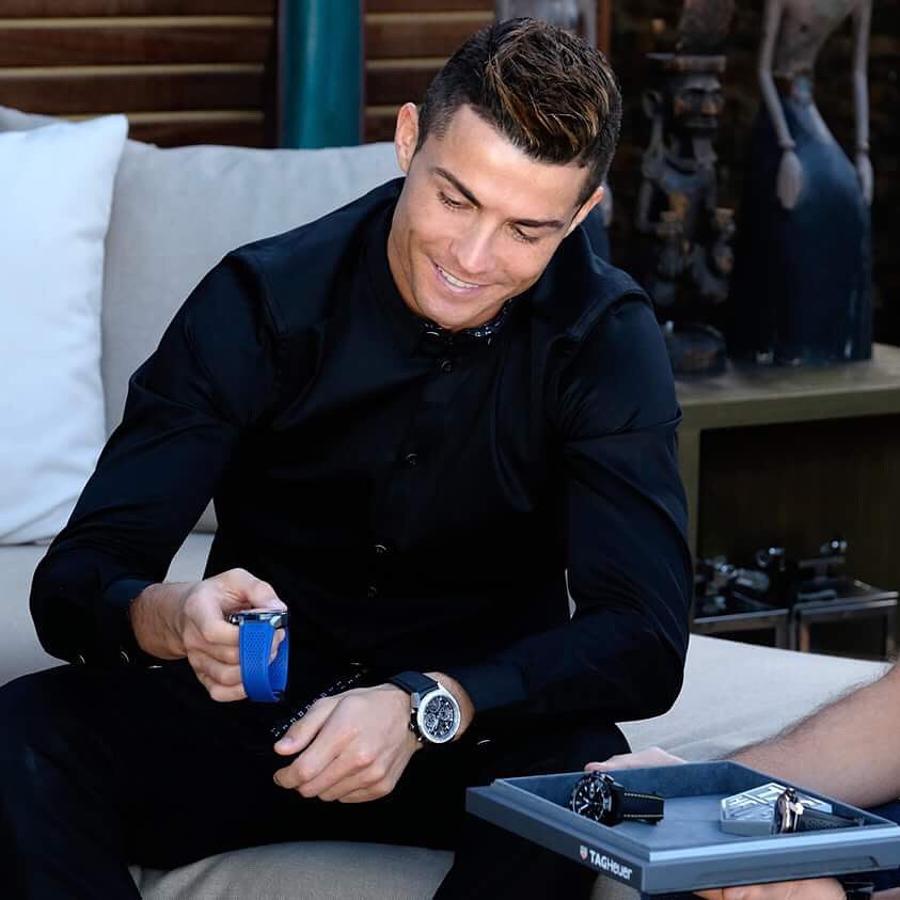 Los relojes, otra de sus pasiones. El mundo de la relojería de lujo también es otra de las grandes pasiones de Cristiano Ronaldo. Como embajador de la firma de alta relojería TAG Heuer, la estrella cuenta con una amplia colección de relojes que cambia según su estilismo.