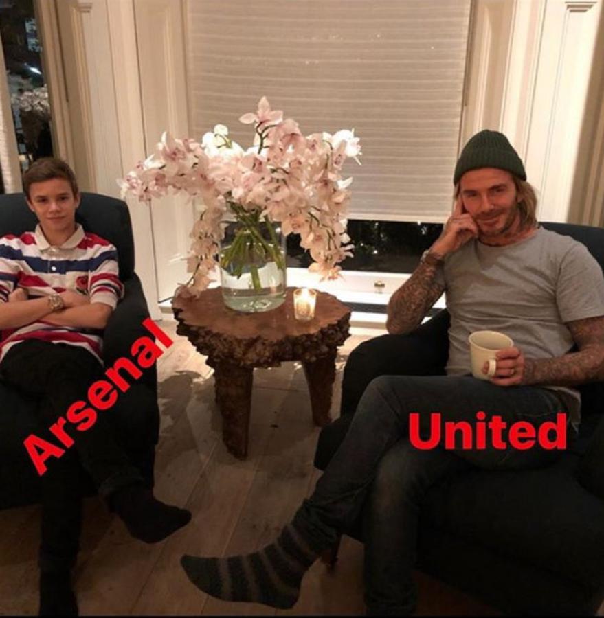 Detalles. En las fotos de su salón se distinguen desde selecto mobiliario de diseño hasta detalles como el jarrón de vidrio lleno de flores frescas y una vela Diptyqye