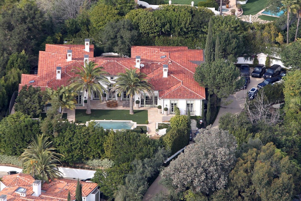 Entorno verde. El complejo mide más de 1.200 m2 y está rodeado de jardines con palmeras y algunos árboles frutales