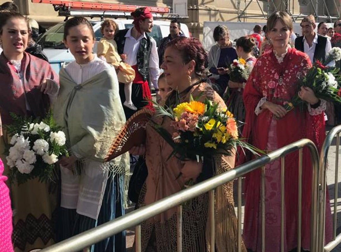Millones de ramos para la Patrona de la Hispanidad. Los ramos de flores para la Virgen del Pilar, protagonistas en una jornada festiva que ha vuelto a convertir a Zaragoza en epicentro de la Hispanidad.