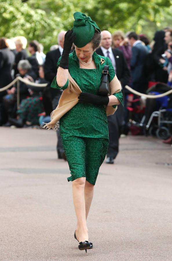 Tocados volando y faldas a lo loco: el viento ridiculiza el desfile de los invitados en la boda de Eugenia de York