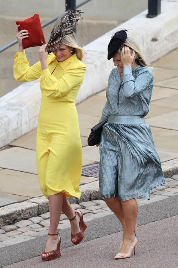 Tocados volando y faldas a lo loco: el viento ridiculiza el desfile de los invitados en la boda de Eugenia de York