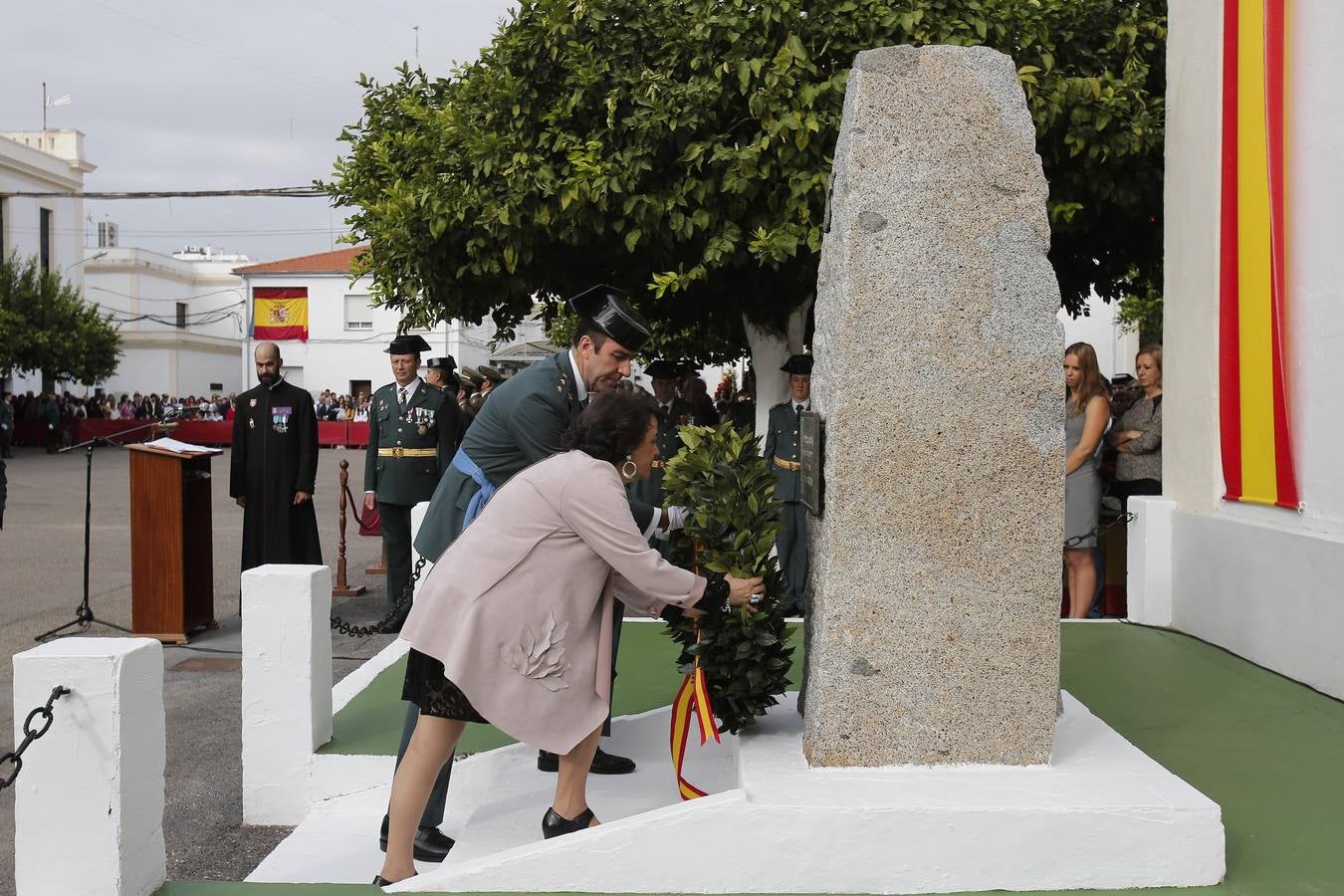 El homenaje a los caídos de la Guardia Civil y el desfile del día de la patrona, en imágenes