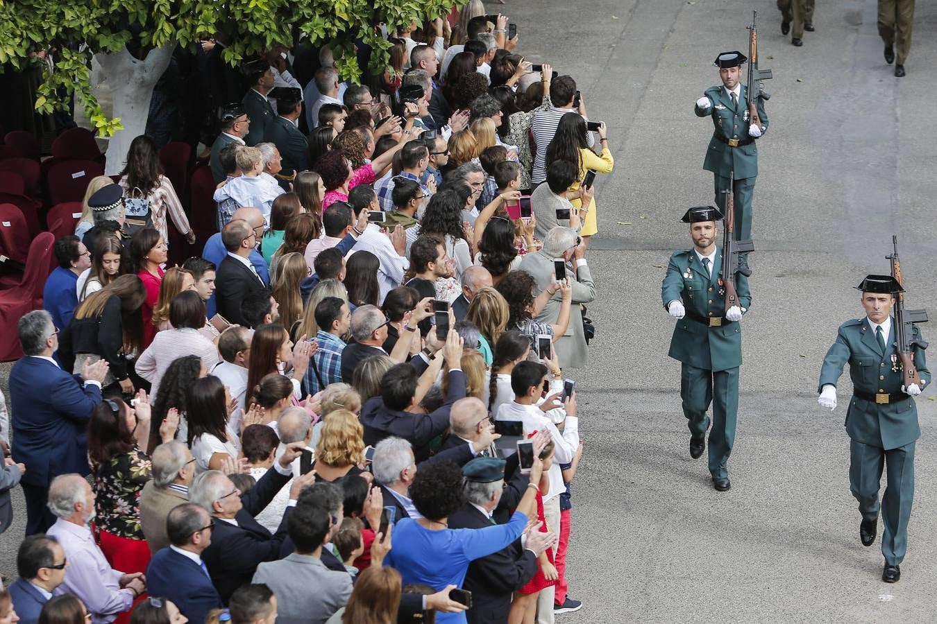 El homenaje a los caídos de la Guardia Civil y el desfile del día de la patrona, en imágenes